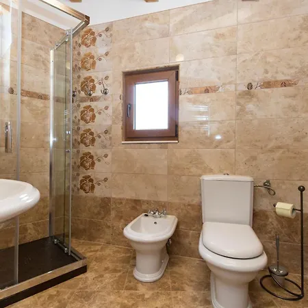 Geraeumiges In Mit Privatem Pool By Interhome 別荘 *