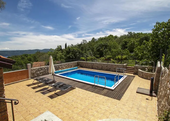Geraeumiges In Mit Privatem Pool By Interhome Brseč