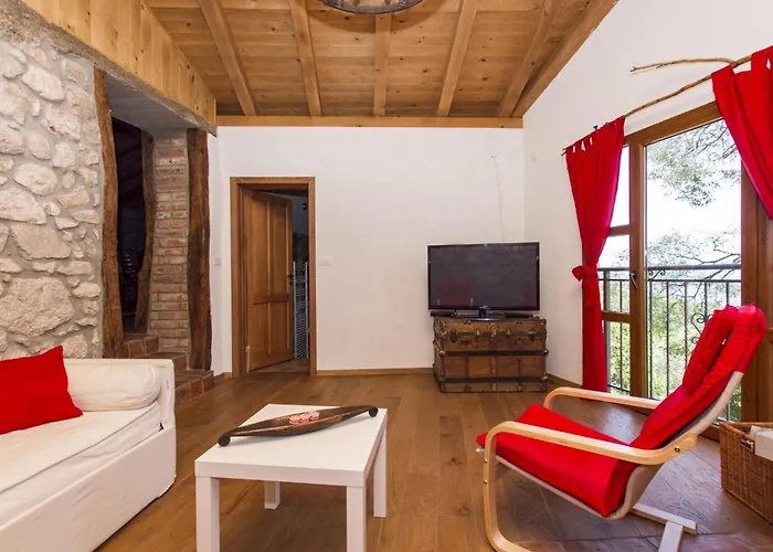 Geraeumiges In Mit Privatem Pool By Interhome Brseč
