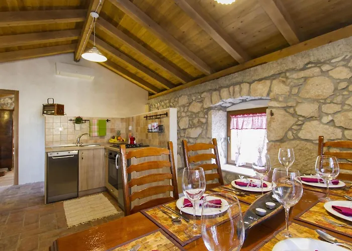 Nyaraló Geraeumiges In Mit Privatem Pool By Interhome Brseč